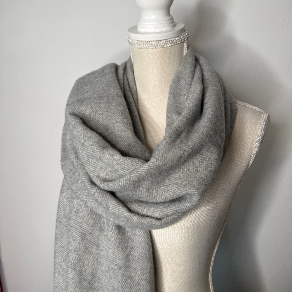 Italian Woollen Treasures Scarf Cashmere Blend Gray Made in Italy New with Tags - Picture 2 of 5
